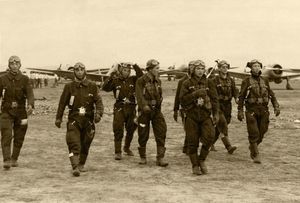 1942년 일본에 있는 만주국 공군 조종사들, 배경에는 나카지마 키-27 전투기가 보인다.
