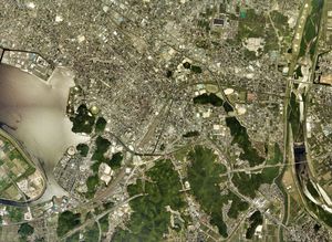 요나고 시 중심부 주변 항공 사진. 2009년 6월 26일 촬영. 국토교통성 국토지리원 항공사진을 기반으로 제작.