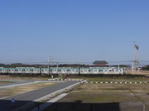 2010년 12월, 옛 헤이조쿄 궁터를 가로지르는 킨테쓰 나라 선