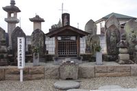 라이게이지 경내에 있는 "오치요와 한베에의 무덤"