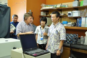 마부치 스미오(오른쪽)가 2010년 오키나와 과학기술대학원대학교를 방문하다