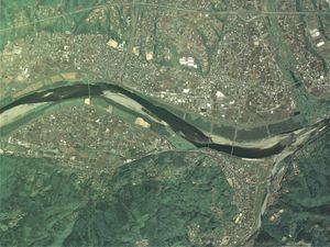 미마시 주요 지역 부근의 항공 사진. 요시노가와를 사이에 두고 북서쪽에 와키마치 지역, 남동쪽에 아나부키 지역이 있다. 2009년 5월 9일 촬영한 4장을 합성하여 작성. 국토교통성 국토지리원 [https://mapps.gsi.go.jp/ 지도·항공사진 열람 서비스]의 항공사진을 바탕으로 작성.