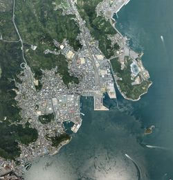 다마노시 시 중심부 주변 항공 사진. 2007년 8월 18일 촬영한 18장을 합성하여 제작. 국토교통성 국토지리원 [https://mapps.gsi.go.jp/ 지도·항공사진 열람 서비스]의 항공사진을 기반으로 제작.