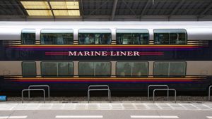 2007년 5월 다카마쓰 역에 정차한 마린 라이너 5000계 2층 차량의 측면