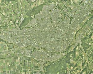 기타미 시 중심부 주변 항공사진(2015년 7월 17일 촬영). 국토교통성 국토지리원 [https://mapps.gsi.go.jp/ 지도·항공사진 열람 서비스]의 항공사진을 기반으로 작성