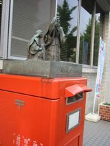 고사고 우체국 앞 우체통 위에 설치된 '노인 부부'상