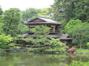 교토 어원에 현존하는 구조 저택 터의 구조 연못. 뒤쪽 중앙에 보이는 것은 십취정(2014년 2월 22일 촬영)