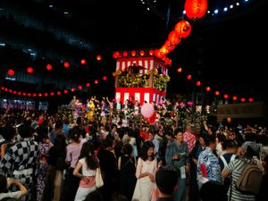 본오도리 춤을 추는 사람들 (2017년 8월 27일 도쿄 롯폰기힐즈)