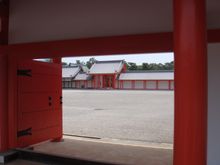 紫宸殿의 회랑 문에서 바라본 마주보는 회랑과 日華門