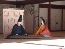 외부에서 여러 대부의 방을 바라본 모습. 두 개의 인형이 거문고 소리를 즐기며 고쇼 생활을 재현하고 있다.