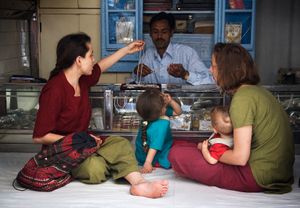 바라나시에서 보석을 구매하는 여행자