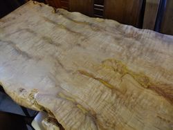 단풍나무의 원목 테이블