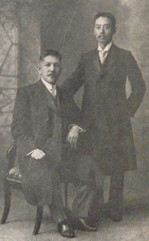 오자키 유키오(오른쪽)와 모치즈키 케이스케(왼쪽)