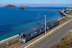쓰시마 신사와 요산선 열차. 고안지에서 와카마는 세토 내해를 따라 주행한다.(2019년 1월 와카마 - 쓰시마노미야)