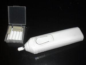 교체 가능한 지우개 헤드가 장착된 전동 지우개