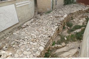 히스기야 왕(기원전 8세기 후반) 통치 시대에 건설된 넓은 성벽