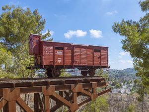 수송 (또는 가축 수송용 차량) 기념비. 철도로 강제 이송된 희생자들을 기리고 있다.