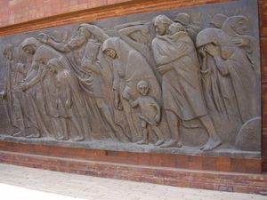 나탄 야코브 라포포트(Natan Yaakov Rapoport)의 청동 조각 '마지막 행진'