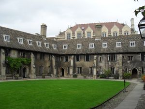 캠브리지 코퍼스 크리스티 칼리지의 구 법정 모퉁이. 말로는 캠브리지 학생 시절과, 아마도 스파이로 모집된 기간 동안 이곳에 머물렀다.