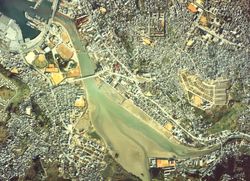 만호 주변 항공사진. 1977년 촬영 사진 2장을 합성하여 작성.국토교통성 국토지리원 [https://mapps.gsi.go.jp/ 지도·항공사진 열람 서비스]의 항공사진을 기반으로 작성.