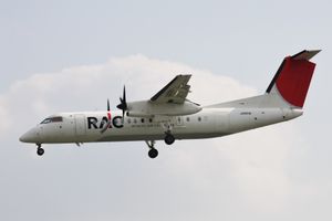일본 오키나와현 나하 공항에 착륙하는 RAC 봄바디어 DHC-8 Q300 (2009년)