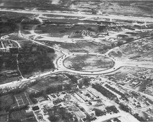 가데나 로터리와 가데나 비행장(1945년 8월)