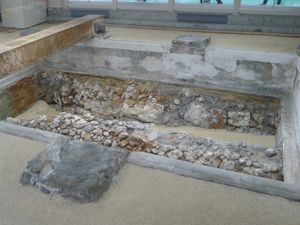 정전 지하의 옛 유구. 소실과 함께 드러나 처음 공개되었다(재건 공사 기간 한정)＝세계유산