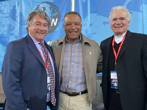 댄 에반스 (왼쪽), 데이브 로버츠와 린 라슈브룩 박사 (오른쪽). 2023 윈터 미팅 야구 커리어 컨퍼런스