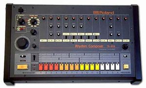1980년부터 1984년까지 생산된 롤랜드 TR-808 리듬 컴포저는 드럼 앤 베이스에서 매우 중요한 베이스 드럼 사운드를 가지고 있었다.
