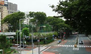 타쿠루는 시부야 미야시타 공원 근처의 캐러밴 트레일러에서 산다.