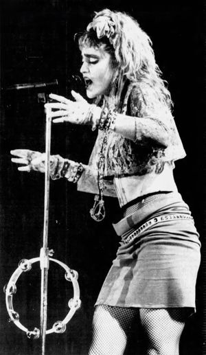 1985년 버진 투어 중 공연하는 마돈나