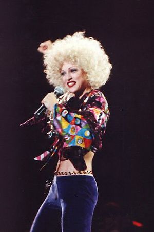 1993년 The Girlie Show World Tour에서 "Express Yourself" 공연 중의 마돈나.