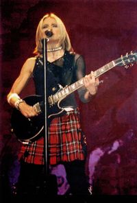 2001년 Drowned World Tour 중의 마돈나.