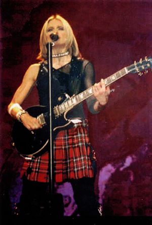 2001년 Drowned World Tour 중의 마돈나.