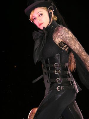 2006년 8월 31일 프랑스 파리에서 열린 Confessions Tour 중의 마돈나.