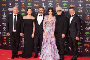 알모도바르와 그의 형 아구스틴, 노라 나바스, 레오나르도 스바라글리아, 페넬로페 크루즈, 안토니오 반데라스가 2020년 제34회 고야상 시상식 레드카펫에서
