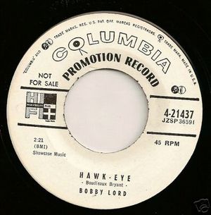 1955년 프로모션 45rpm 라벨의 전환기. 기존의 음표와 마이크, 새로운 워킹 아이 로고가 함께 표시되어 있습니다.