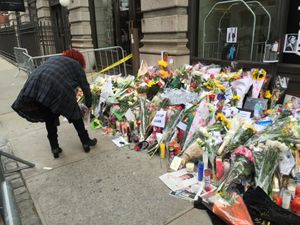 보위가 죽은 이튿날 뉴욕시 라파예트 스트리트에 위치한 보위의 아파트 앞에 헌화하는 여성