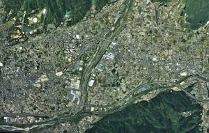 도온시 주요 지역 주변 항공 사진. 2010년 5월 1일 촬영. 국토교통성 국토지리원 항공 사진을 기반으로 제작