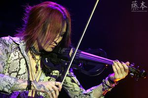 Sugizo가 ESP Kranz EV-75 바이올린을 연주하는 모습