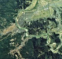 오즈 시 중심부 주변 항공 사진.2013년 3월 5일 촬영. 국토교통성 국토지리원 [https://mapps.gsi.go.jp/ 지도·항공사진 열람 서비스] 항공 사진을 바탕으로 작성