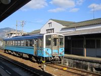 요산선 이요오즈역에 진입하는 국철 키하54형 기동차