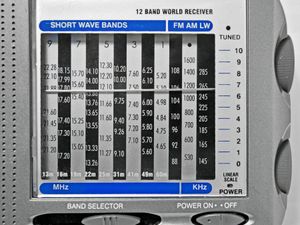 9개의 단파 대역을 포함하는 저렴한 휴대용 "월드 라디오"의 튜닝 디스플레이