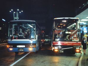 고속버스(왼쪽은 간토 철도 버스(이스즈 슈퍼 크루저))