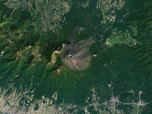 위성 사진. 화산 활동으로 정상 부근의 식생이 사라졌다.