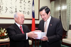 2011년 마잉주(馬英九) 타이완 총통과 함께 있는 규마 후미오