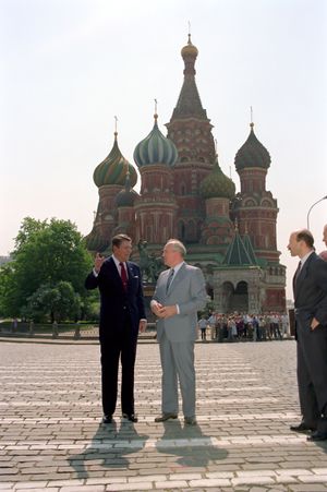로널드 레이건과 미하일 고르바초프가 1988년 대성당 앞에서 찍은 사진.
