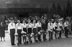 소년 선구자들과 레닌 묘, 1968년