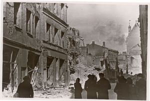 1944년 3월 소련 공습 후 탈린 구시가지 하르유 거리