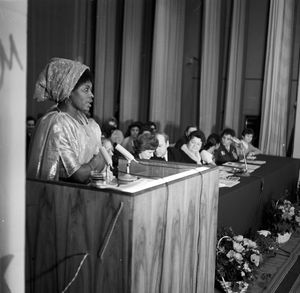 1972년 파트리스 루뭄바 인민우호대학교에서 열린 국제 여성의 날 기념식. 시에라리온 출신 3학년 학생이 연단에서 연설하고 있다.